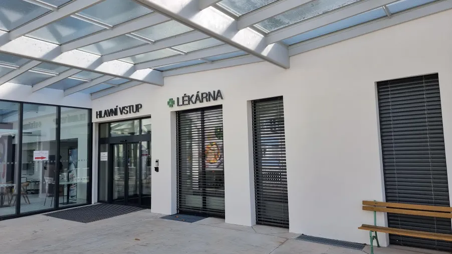 Vstup do pavilonu F, který je společný se vstupem do lékárny
